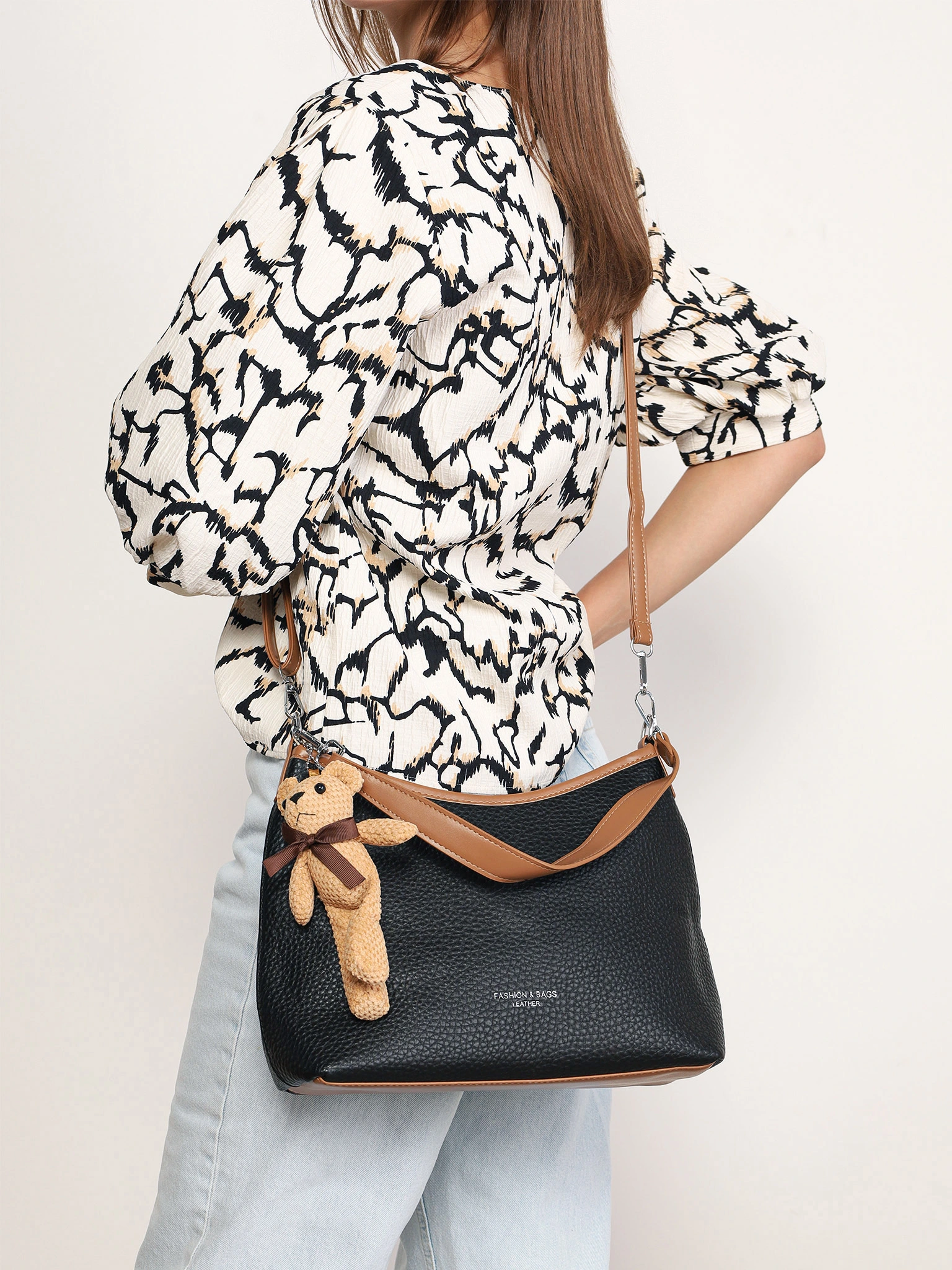 Сумка-кроссбоди  с декоративным брелком в ассортименте